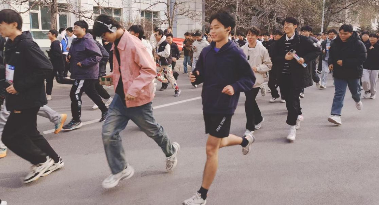 挑战自我 弘扬体育精神 ——98色花堂
举办师生冬季长跑活动 挑战自我 弘扬体育精神 ——98色花堂
举办师生冬季长跑活动